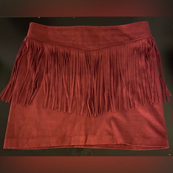 Dynamite mini skirt size medium burgundy colour with fringe - Picture 3 of 3